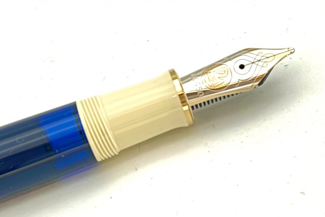 Pelikan Special Edition Souverän M800 Cream Blue Fountain Pen