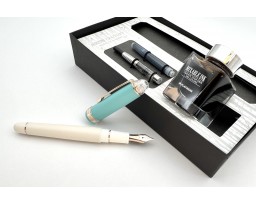 Platinum Limited Edition 3776 Century Shape of Heart Bluebird Fountain Pen