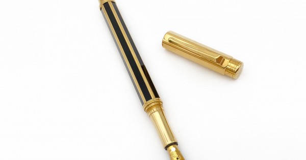 最高級品 Caran dAche Varius China Lacquer Black and Gold Fountain Pen 並行輸 筆記用具 